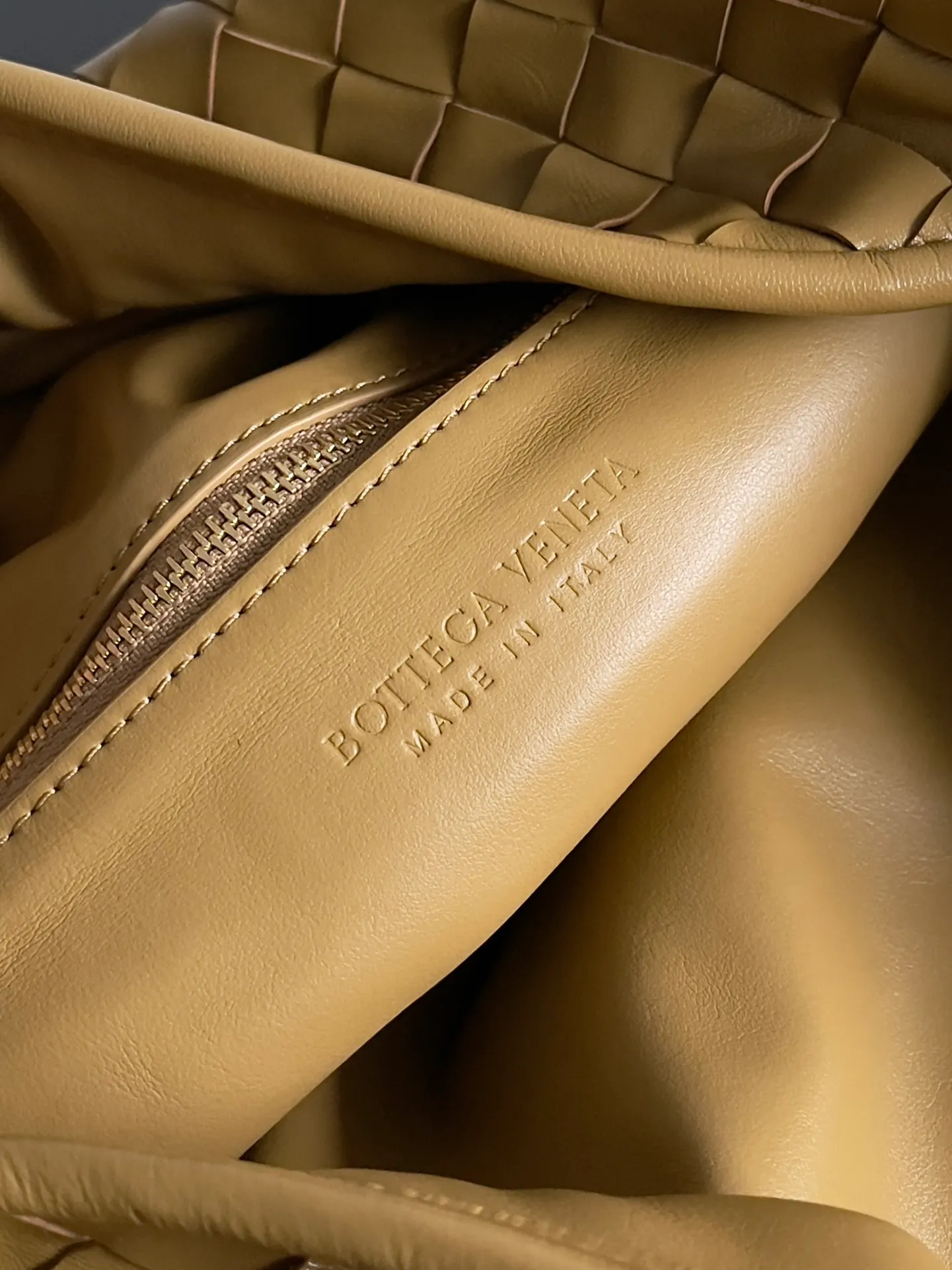Batch 2160 Recently, I seem to be obsessed with this bag from BV~ The new Hop is really not too beautiful. The whole bag has no seams. The bag body and handles are made of one piece of leather. It embodies the style and essence of Bottega Veneta. It truly represents craftsmanship and creativity. The large size has a very loose and lazy upper body. Big bag lovers will definitely not regret buying it. Style number: 763970 Size: 53*24*13